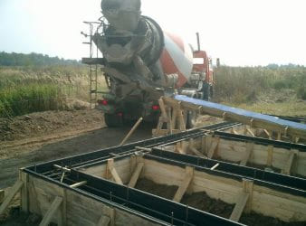 Заливка бетона М-300 в опалубку миксером