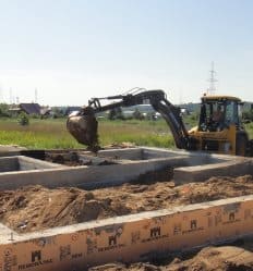 Обратная засыпка ленточного фундамента под дом из газобетона